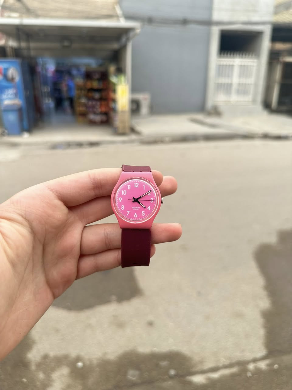 مجموعه ساعات ماركات أصليه ♥️ اعلى سعر أبيع ملاحظه(يسون بل 250$) بس ماعندي وقت
• Citizen Eco-Drive (V811): ساعة يابانية الضوئية، تتميز بمينا أبيض كلاسيكي مع تقويم (يوم/تاريخ) وسوار جلدي فاخر.

• Swatch "Rara Avis" (1990): قطعة فنية نادرة من التسعينات، تتميز بمينا مرسوم وجسم شفاف يكشف تفاصيل الماكنة السويسرية.

• Swatch Pink Swiss Made: ساعة سويسرية شبابية باللون الوردي الكامل، عملية وخفيفة الوزن ومقاومة للصدمات والماء.

• Timex 100M Water Resistant: ساعة رياضية متينة مخصصة للاستخدام الشاق، مقاومة للماء حتى عمق 100 متر مع سير مطاطي مريح.

• Alba Quartz by Seiko: ساعة كلاسيكية من إنتاج شركة سيكو اليابانية، تعتمد على دقة الكوارتز وتتميز بسوار معدني مرن 

(Stretch).

ملاحظه يوجد توصيل جميع المحافظات 🚚🇮🇶


**إذا كنت صاحب هذا الإعلان وتريد حذفه لأي سبب، رجاءا أرسل رسالة إلى الدعم الفني**