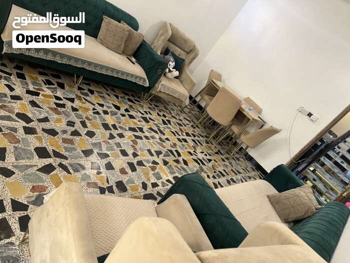 تخم نظيف بي ملاحظات بسيطة سعره ٤٠٠ الف 
الميز طعام سعره ١٥٠ 
***********
