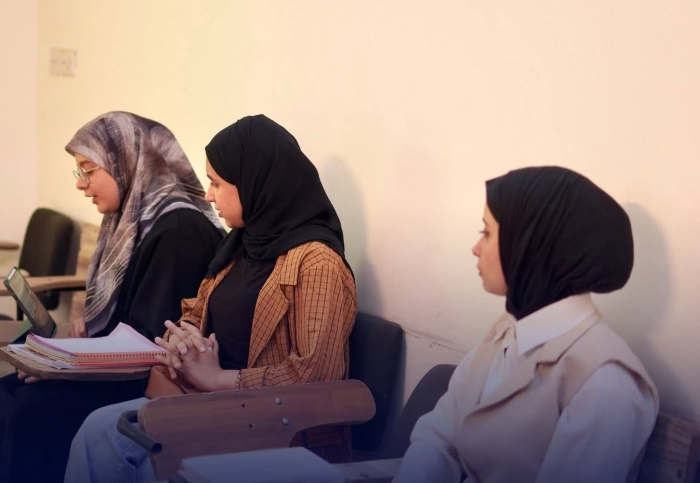 ⁨ 🌸 دورات محادثة باللغة الإنجليزية – للنساء فقط 🌸
تُعلن أكاديمية كامبردج عن فتح باب التسجيل في كورسات محادثة اللغة الإنجليزية الخاصة بالنساء، وذلك استجابةً لكثرة الطلب على قاعة مخصصة بإشراف كادر تدريسي نسائي متخصص 👩‍🏫

✨ مميزات الكورس:
منهج يعتمد على الطريقة التواصلية (Communicative Approach)
كسر حاجز الخوف والتردد في التحدث
تركيز 75% على المحادثة والنطق
25% قواعد أساسية مهمة للمحادثة فقط
💡 الهدف: التحدث باللغة الإنجليزية بسهولة وثقة

💰 السعر: 250 ألف دينار فقط بدلًا من 300$ (يشمل المنهج + الشهادة)

🎯 ضماننا لك: إذا لم تحقق نسبة 80% في الاختبار النهائي، نعيد لك الكورس مجانًا!

📍 الموقع:. النجف الاشرف. حي الغدير من جهة غدير كرامة. اول فرع بعد جسر عبور المشاة 
📞 للتواصل عبر واتساب: *********** 
✨ ابدأ اليوم وحقق النجاح الذي تستحقه! #استعد_للتميز_معنا

#fyp #followforfollowback⁩
