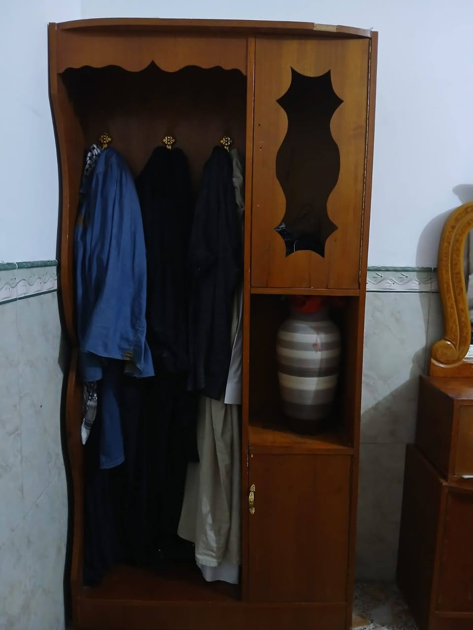 السلام عليكم غرفة صاج للبيع بيها اضرار بسيطة ٣٥٠ وبيها مجال .
***********
