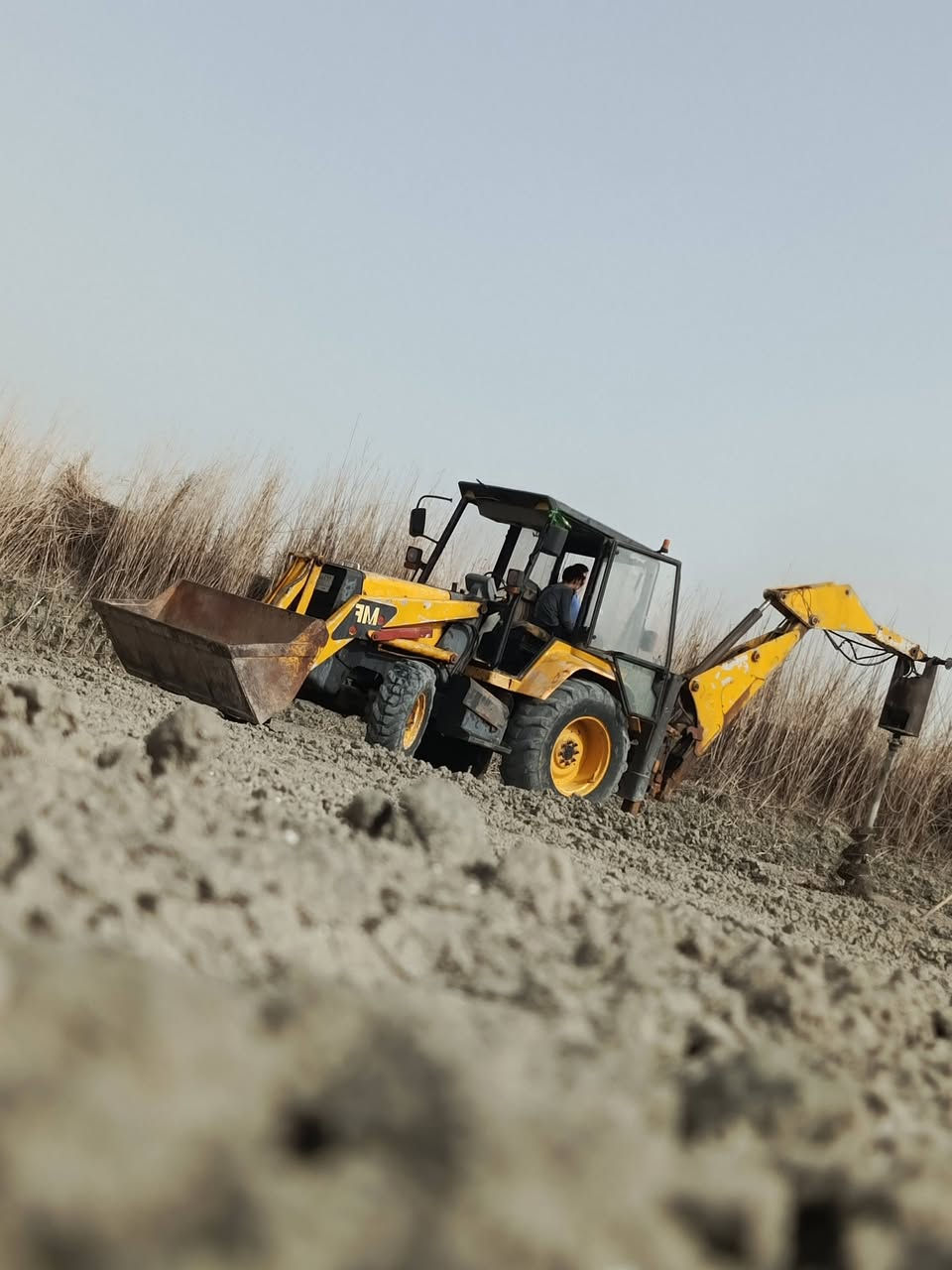 سلام عليكم 
حفاره البيع 
موديل 1999 
بيها تبخير بسيط كلش بدون تنقيص 
نقصه جامه و كزوز 
رقم بغداد انشائيه 
تحويل ثاني يوم 
سعر 80بيها مجال بسيط 
‏‪***********‬‏
