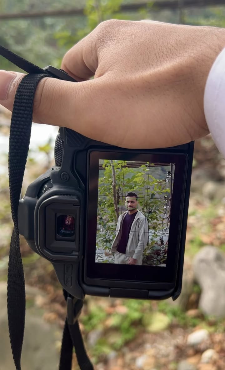 كاميرا canon 250D للبيع مع عدستين الكت + 1.8 50mm عدسة البورترية 😍
الكاميرا نظيفة جدًا 99٪؜ و كارتونة موجودة
استخدام لصناعة المحتوى وتصوير الفيديو وتكدرون تشوفون تصوير ريلزاتي بيها 👍🏻
سبب البيع اريد اطور واجيب كاميرا تدعم 4k 60fps 🫶🏻 لان امانة الله الكاميرا موجهه اكثر شي شفتها لتصوير الصور بطلةةة ماتفشلك والي يريد نماذج يتفضل خاص ادزله

ملحقات مع الكاميرا
گفر حماية جيلاتين وحزام 
رام 64 غيغا ساندسك سرعة 200  ميغا
بطارية الكاميرا الاصلية و الشاحن
و العدسة ال١.٨ وحدها مشتريها ب١٦٠ مع الهود🥲🥲

السعر من الاخير مقفولة ٦٥٠ ربع ما ينزل 
و تفاصيل اكثر خاص اذا تحب
مكاني في النجف + ممكن اتواجد ديوانية بغداد توصيل ماكو
وهذا الرقم للي حاب يتصل 
***********

ملاحظة اذا عندك كاميرا احدث ممكن اراوس وانطيك فرق ❤️‍🩹
