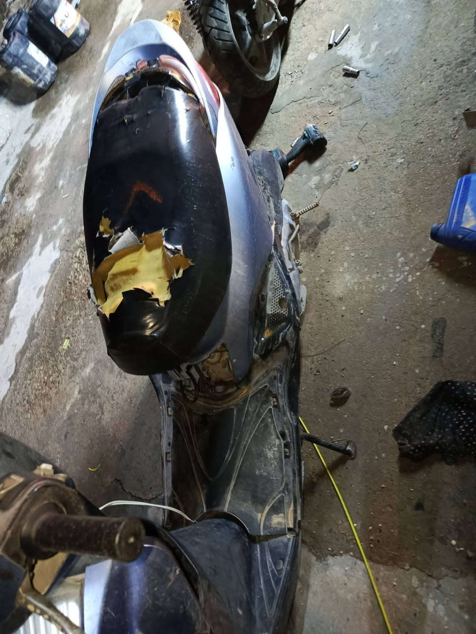 سلام عليكم شباب هاي الدراجه البريز البيع الدراجه شغاله بس بيهة نواقص ويرالدلهة تجفيت السعر 350 وبيهة مجال ابيع كوم حديد المراسل واتساب ***********
