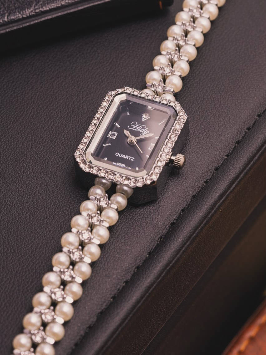 قطعة أنيقة مصممة حتى تعيش وياج وتضيف فخامة الإطلالتچ✨        جودة عالية وتصميم يخليها أختيار مثالي لكل يوم أو مناسبة🩵           ساعة ماركة هايدي نسائي♠️                                                           -طلاء ثابت                                                                                     -ضمان سنة كاملة                                                                              -السعر خاص                                                                                      -للحجز مراسلة الصفحة📩                                                                 -الواتساب :***********📱                                                            -التوصل لكل محافظات 🚚                                                               #ساعات_نسائي_رجالي                                                                       #هداية                                                                                           #اكسبلورر
