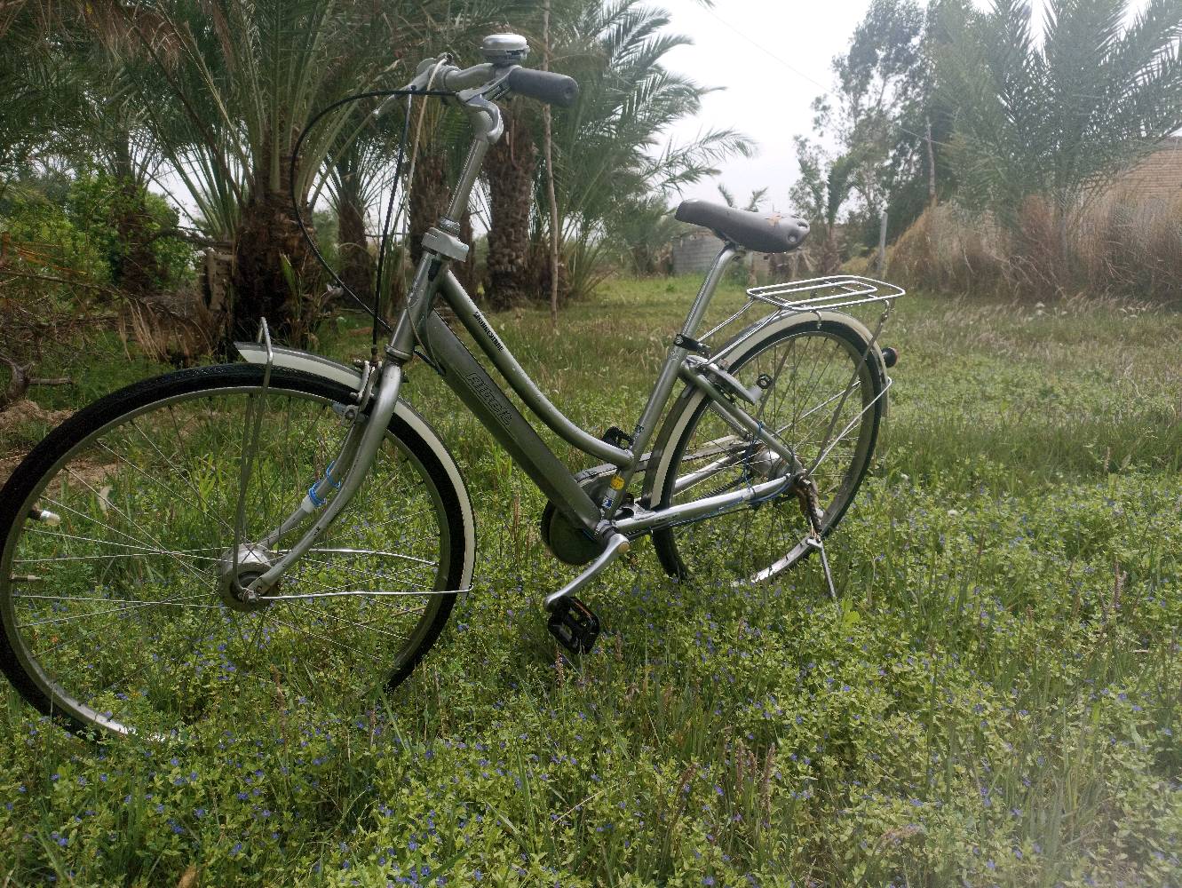 بايسكل بناتي حجم 27للبيع صبغ شركه بايسكل ياباني حاويه بدال 3نمر منضومه قايش بريكات شغاله امامي وخلفي دينمو شغال 