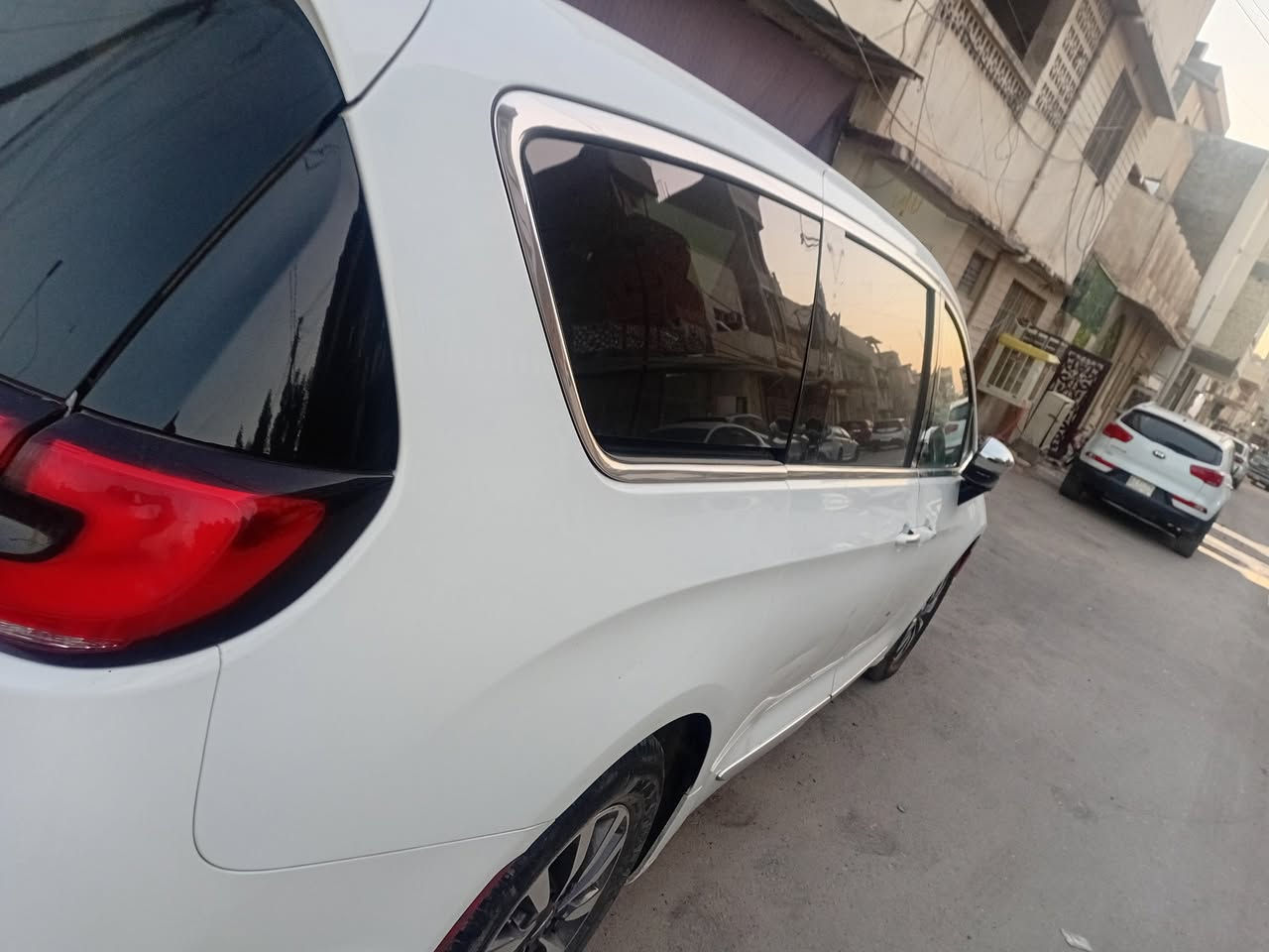 السلام عليكم       2023 لمتدد   هايبرد وبلك وبانزين 
حادثها فقط شبر من بنيد وراجع نفسه بدون ايرباك   بدون دواخل
تبريد 3 قطع
تبريد وتدفئه مقاعد وستيرن 
تدفئه مقاعد خلفيه 
بانوراما 
بصمه عدد 5
ابواب كهربائي 
حساسات خلفيه و اماميه 
نظام القياده الذاتيه
تحديد مسار 
رادار امامي وخلفي
اوتو بارك 
توقف ذاتي امامي و خلفي
تشغل عن بعد 
فتح الابواب و صندوق عن بعد 
فتح الصندوق بل الاشاره 
اطفاء المحرك اوتو 
ماسحات اوتو عند الامطار 
نظام الكار بلي واي فاي 
منافذ تايب سي كل سياره 
منافذ usb كل منافذ
نقطه عمياء 
فتح و غلق المقاعد الخلفيه كهربائي 
مقاعد كهربائيه 
نظام تخزين 
سايد بريك بصمه رقم الشاصي 2C4RC1S70PR540821
 
سياره مكانها بغداد الاعظميه

***********  ابو كرار
