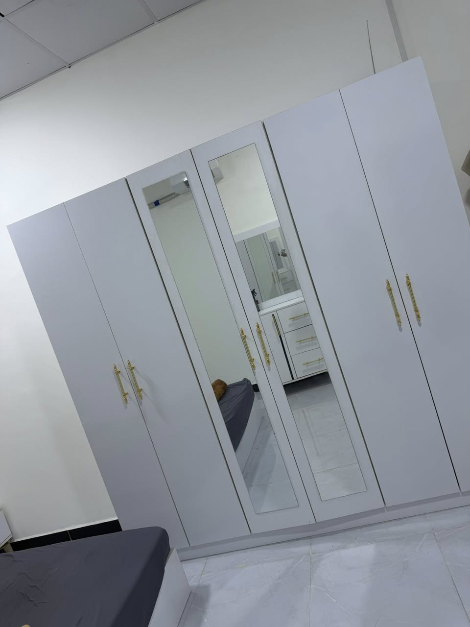 سلام عليكم للبيع  غرفه نوم 5 قطع صارلها 3 اشهر من اشتريتها السعر 450 وبيها مجال بسيط رقمي ***********
