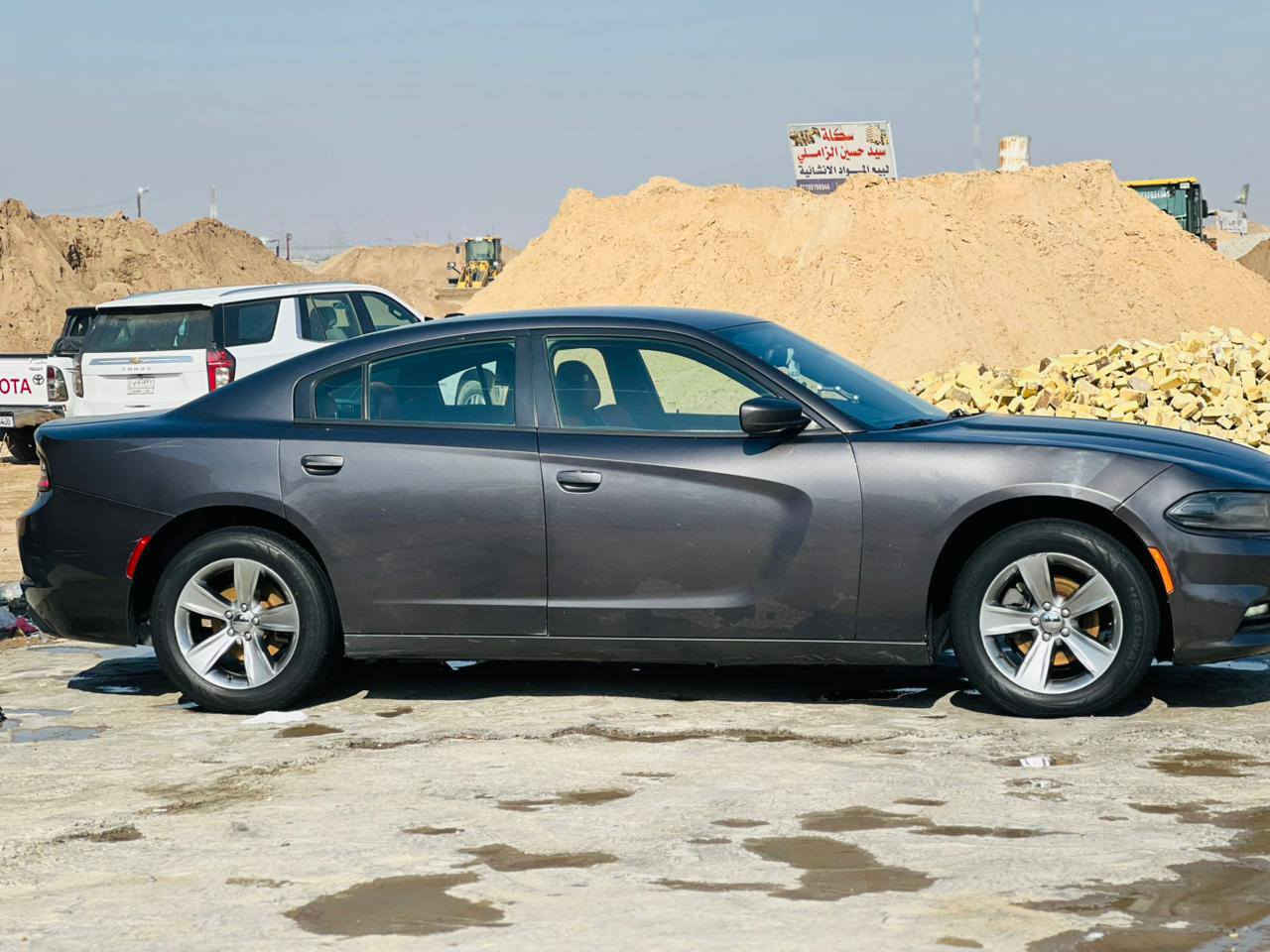 السلام عليكم جارجر موديل15 Sxt الرقم سليمانيه باسمي  تريد تحويل أو وكاله هزة ب شهر 3 تسقط سياره داخله حادث بسيط ونزلتهن صور الحادث بأمريكا جاملغ خلفي كلير والعراق صار جاملغ ثاني خلفي وجاملغ امامي نفسه بي بارد مفتوح وبنيد نفسه مفتوح مبدلين المكينه ونفس رقم شاصي مال بنيه مطابق ويا السياره وبيها قيق الجنطه مقسم بجم كبس وبدون ايرباك كير مكينه حداديه تخم تاير بشرط جاهزة على اخرى حبايه ماشيه 190 كشنات حضن وكشنات تتدئف شاشه جبيره بدون سيرفس برمجه كامله 
مكانها واسط الكوت السعر 170وبيها مجال 
الرقم ***********
صور سونار موجوده
