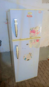ثلاجه صغيره للبيع مابيه شي تبرد وتجمد سعره ٧٥ قفل 07822870891