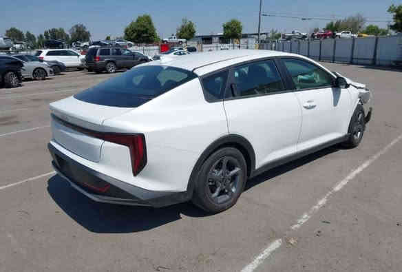 سلام عليكم متاح سيارة كي 4 ابيع على وضعها الضرر كماموضح بالصور السيارة حلوة ونضيفة كلش مثل ليرة السيارة واصلة بغداد سعرها 148سيارة موديل 2025 
***********
