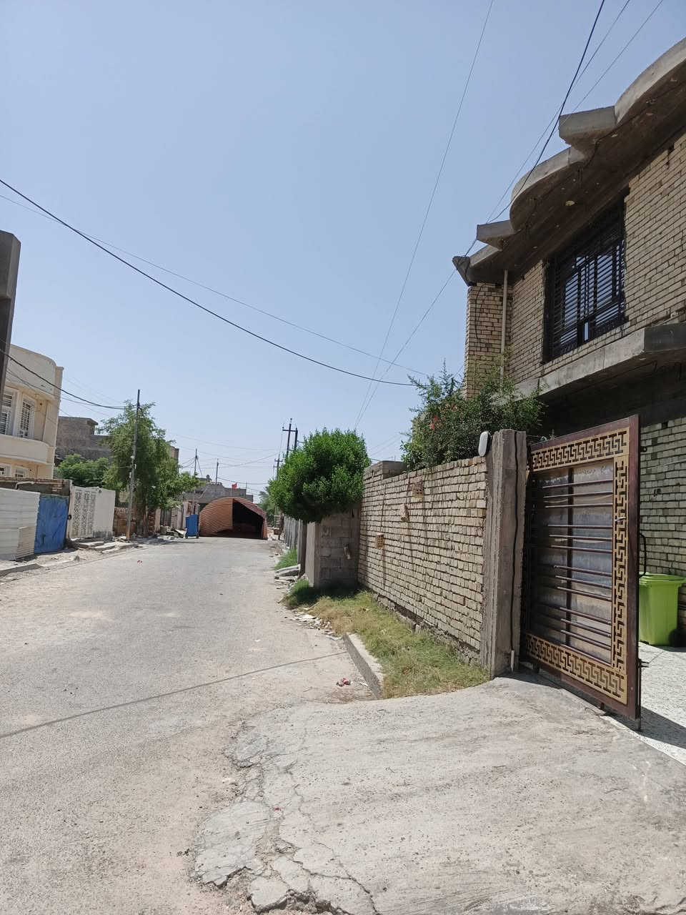 بيت مساحه ١٥٠متر بحي ١٦ ركن عل شارعين بناء حديث قاطين ٤ غرف نوم استقبال وصاله ومطبخ حار وبار مناور ٢ صحيات ٣ غرف نوم عدد ٤  لبيت مطلوب إسكان ١٣ مليون *********** وتساب راسلني ودزلك لسعر
