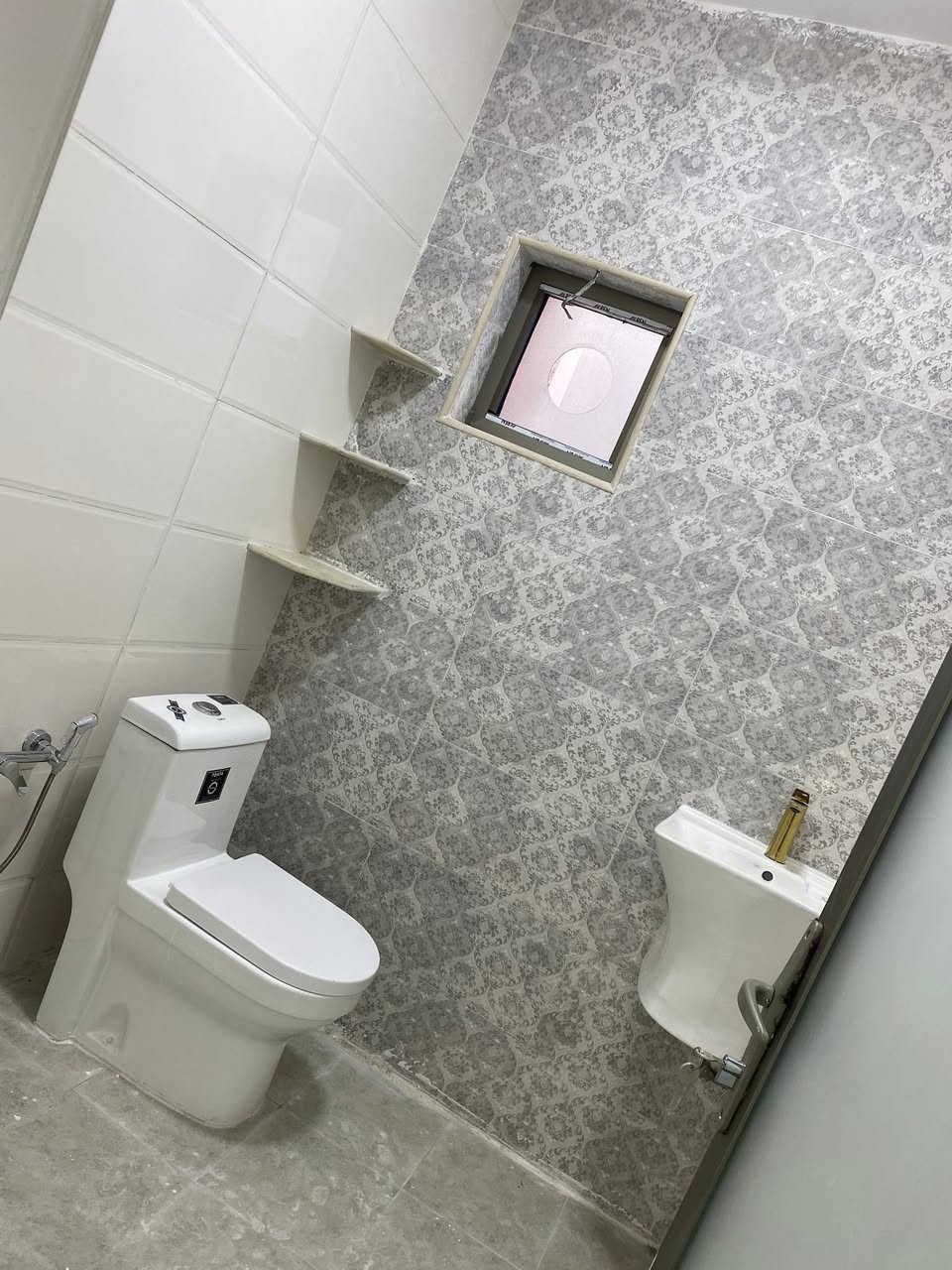 السلام عليكم دار للبيع المساحه 75 الدوره البوعيثه السلطان الثالث اول فرع  مٍْــ✦ـًن ْ الشارع العام بظهر التجاري الدار يحتوي على 3نوم مطبخ حار بارد و صاله  وعدد صحيات 2 شغل گلش مرتب البيت غير مسكون الدار بسمي مباشر تنازل شركه للسفسار اكثر التصال 
***********
***********
