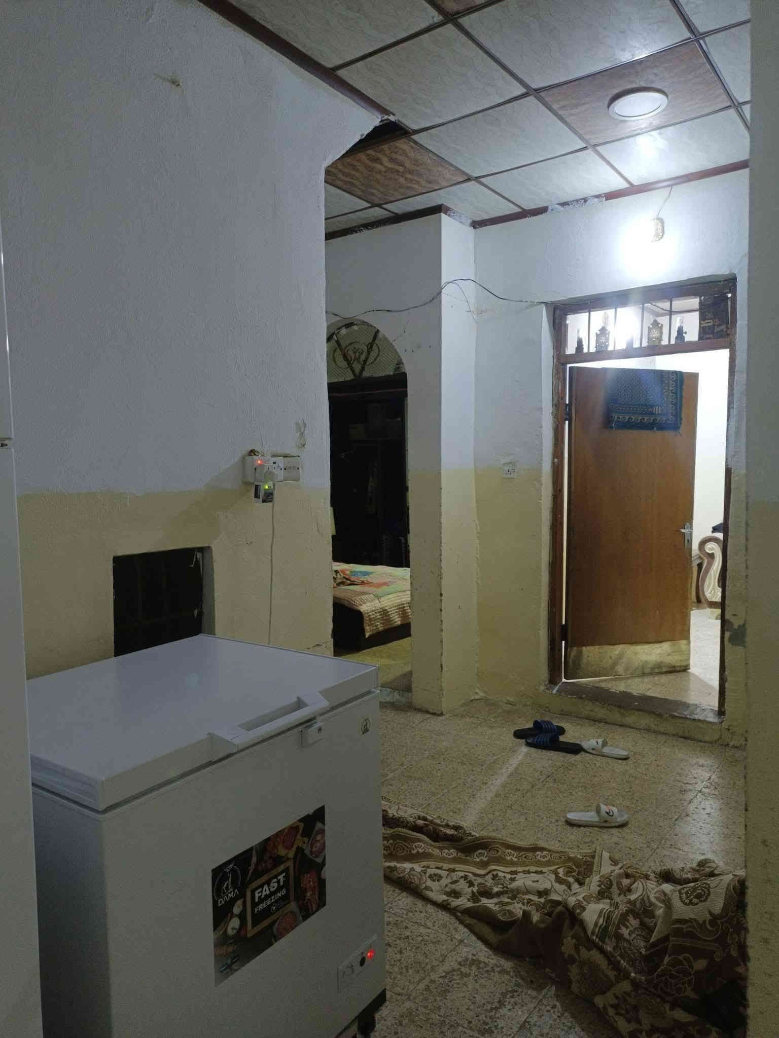 بيت للبيع 100 متر واجهة 10
بناء قديم ركن
حي التحرير( قرب ساحة الحجي)
طابق واحد:-
استقبال 
مطبخ 
مشتملات 
غرفتين 

مكتب دار العز للعقار قرب المدخل الاول حي الزهراء 
للتواصل على الرقم التالي 
***********
***********
واتساب 
***********
