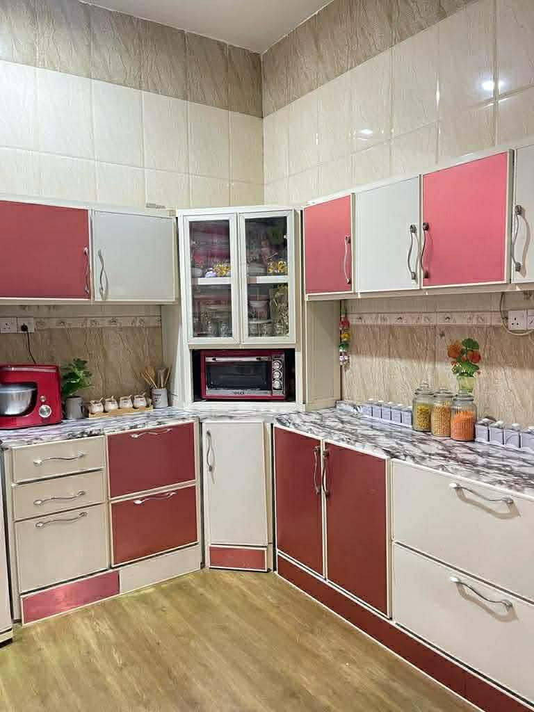 يالله 
للبيع بيت طابو  صرف مساحته 100متر 
واجهه 5 ونزال  20
عرض الشارع 10متر 
طابقين كامل ماكو نقص 
الطابق الارضي

 صاله وكلدور وصحيات ومطبخ 
والطابق الثاني

 غرفتين وكلدور وصحيات 
الموقع شارع 60  بشارع الكرينات 

يبعد عن شارع 60 تقريباً 
350 م البيت نظيف بناء 2015

السعر 120 وبيه مجال جدا بسيط 

للاستفسار الاتصال على الرقم ***********
