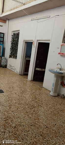 سلام عليكم 
دار شرقي للايجار في حي التأميم الجانب الايسر المساحة 150م يحوي غرفتين نوم واستقبال مع الخدمات وهول داخلي 
الدار كاشي وسقوف ثانوية 
بدل الايجار 300 الف 
للتواصل ***********
