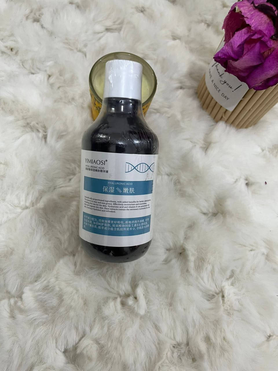 المنتج الموجود في الصورة هو سيروم حمض الهيالورونيك (Hyaluronic Acid Serum) من العلامة التجارية YIMIAOSI. 
تفاصيل المنتج:
الوظيفة الأساسية: ترطيب عميق للبشرة وتغذيتها وإعطائها مظهراً نضراً وممتلئاً.
المكونات والخصائص: يحتوي على حمض الهيالورونيك وفيتامينات (مثل فيتامين E) بتركيبة خفيفة وسريعة الامتصاص دون ملمس دهني.
نوع البشرة: مناسب لجميع أنواع البشرة التي تحتاج إلى ترطيب ونعومة. 
كيفية الاستخدام:
نظّفي بشرتكِ جيداً باستخدام الغسول المناسب.
ضعي بضع قطرات من السيروم على وجهكِ ورقبتكِ (يُفضّل أن تكون البشرة رطبة قليلاً لزيادة فعالية حمض الهيالورونيك في حبس الرطوبة).
وزّعي السيروم بلطف بحركات دائرية أو بالطبطبة حتى يمتصه الجلد تماماً.
اتتبعيه باستخدام كريم الترطيب اليومي الخاص بكِ لقفل ا.
سيروم بحمض الهيالورونيك وفيتامين E؛ الحل المثالي لترطيب عميق .
سيروم بحمض الهيالورونيك وفيتامين E؛ الحل المثالي لترطيب عميق ..
منتجات تجميل لترطيب البشرة والعناية الفائقه...
عناية للوجه والجسم – توصيل سريع لجميع أنحاء العراق | 

k
عناية للوجه والجسم – توصيل سريع لجميع أنحاء العراق |k
.

إذا كنتِ تودين معرفة المزيد، أخبريني:
ما هو نوع بشرتكِ الحالي (جافة، دهنية، مختلطة)؟


**إذا كنت صاحب هذا الإعلان وتريد حذفه لأي سبب، رجاءا أرسل رسالة إلى الدعم الفني**