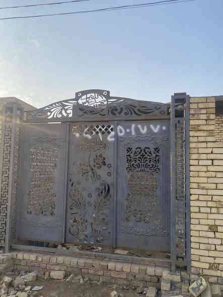 بيت زراعي سند ٢٥  200 متر هيكل بعد دواخله ما كامله + قطعه 300 متر  بصفه  للعلم كامل خدمات باقي بس التبليط جايي يشتغلون بيه بعدهم ما مكملينه  العنوان حي العسكري دوانم لازم للأستفسار ***********
