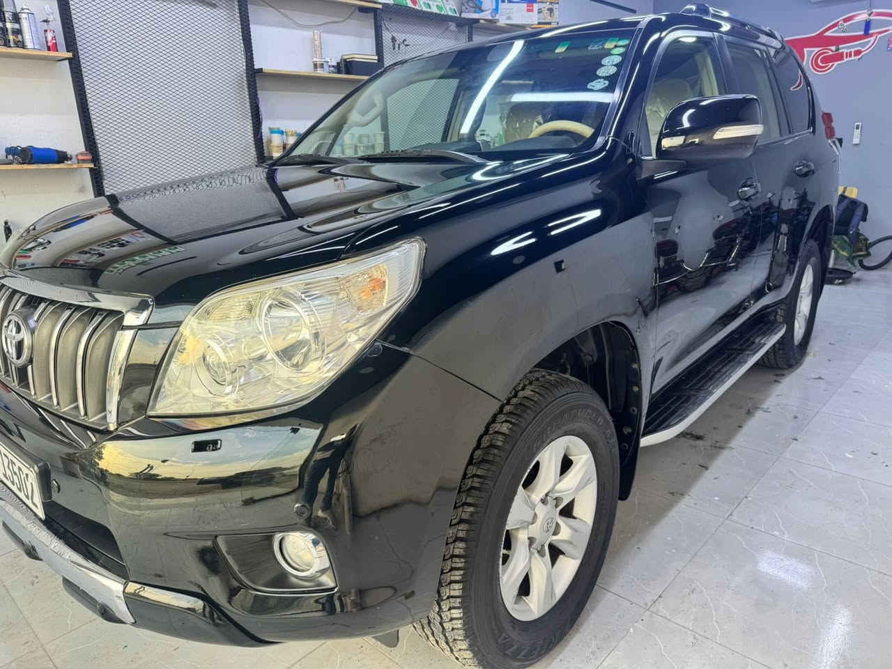 السلام عليكم ورحمة الله للبيع تيوتا برادو 2013 خليجي VX تخم تاير كل السياره علا وضع الشركه كير ومحرك وصدر كله شركه رقم أربيل الجديد صبغ كفاله بيها مكانين بارد فقط وبيها سونار 6 سلندر 7 راكب 3 قطع تبريد ستيرن كهربائي مري شفط فتحه وبصمه ثلاجه وسطيه رقم وسنويه وهزه كلها جديده تحويل مباشر سعرها 285 وبيها مجال قليل الشراي يتصل مكانها بالرمادي 
***********
