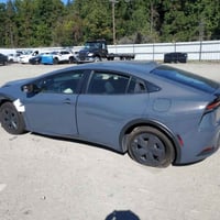 للبيع بريوس هايبرد موديل 24  حادث السيارة موضح بالصور  السيارة تعمل  ا...