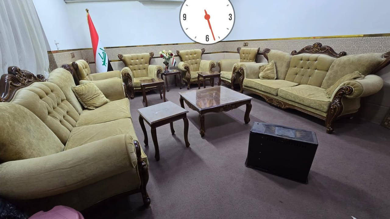 السلام عليكم 
 تخم قنفات رئاسي 6 قطع  للبيع نضيف جدا وبسعر مناسب جداً مكاني موصل الأيسر حي التأميم متواجد على الفيس الشراي يراسلني خاص او اتصل عليه واني بالخدمة ***********
