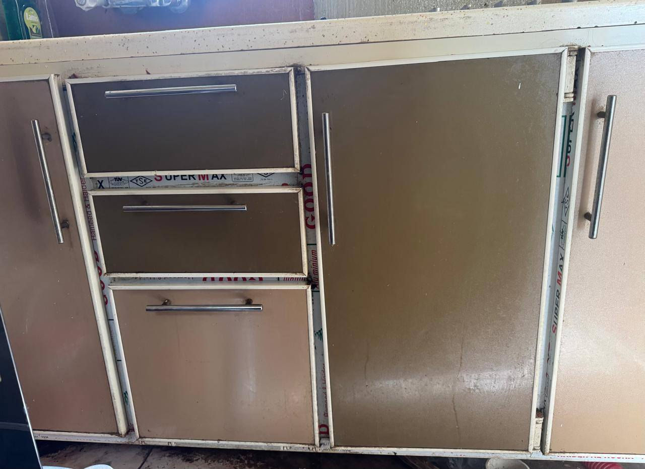 أغراض للبيع طباخ جديد غير مستعمل كاونتر نظيف مع طباخ منضدي للبيع الاتصال على الرقم ***********
