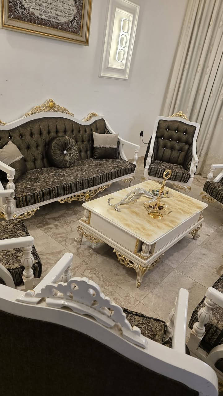 تخم تركي زان نظيف جدا ١٠ مقعد وطبلة وسط مليون و١٠٠ قفله 
***********
