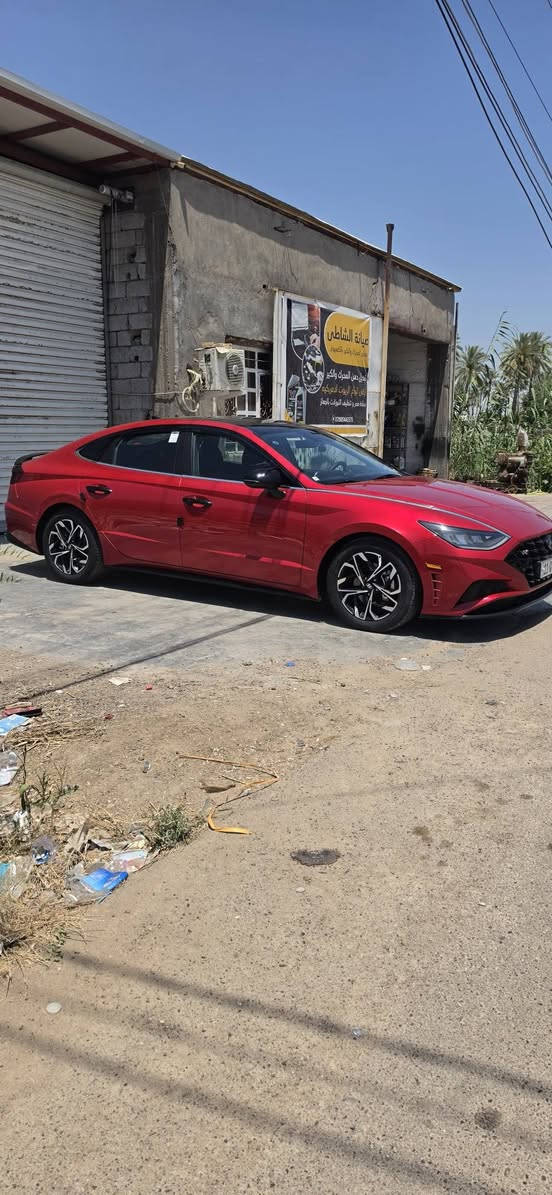 🚗 #للبيع_سوناتا_موديل_23_فول 🚗
هيونداي سوناتا موديل 2023 (وارد أمريكي) - فول مواصفات بحالة ممتازة جداً فول مواصفات.
 ⚙️المحرك والأداء:
 المحرك: 4 سلندر بسعة 2.5 لتر (تنفس طبيعي)، يجمع بين القوة والاقتصادية.
 الإضافات: السيارة عليها تزويد تعديل رياضي مميز يعطيها أداء ومظهر خاص.
 الممشى: 45 ألف فقط (حقيقية).
 الصبغ: قطعتين فقط (دعامية + شبر فوك اللايت).
 الداخل: سليم تماماً وبحالة الشركة (بدون داخل).
 الإيرباك: سليم بالكامل وجاهز (بدون إيرباك
 ✨ أبرز مواصفات الـ (فول مواصفات) لهونداي سوناتا 2023:
 التصميم الخارجي:
 إضاءة أمامية وخلفية Full LED بتصميم السوناتا الرياضي المميز.
 فتحة سقف بانوراما بالكامل.
 رادارات أمامية وجانبية
 (ويلات) ألمنيوم حجم كبير بتصميم رياضي مميز.
 بصمة تشغيل وبصمة أبواب مع ميزة التشغيل عن بعد.
 المقصورة والرفاهية:
 كراسي جلد (فول كهرباء) مع ميزة التدفئة
 شاشة عرض ديجيتال كبيرة (عدادات رقمية بالكامل) تتغير حسب وضعية القيادة.
 شاشة وسطية كبيرة تدعم Apple CarPlay و Android Auto ونظام ملاحة (Navigation).
 نظام صوتي ممتاز (Premium Sound System).
 شاحن لاسلكي ذكي للهواتف.
 أنظمة الأمان والقيادة الذكية:
 نظام القيادة الذاتية الذكي (تحديد مسار والحفاظ على المسار).
 رادار مانع تصادم أمامي وخلفي مع كبح تلقائي عند الطوارئ.
 نظام مراقبة النقاط العمياء في المرايا الجانبية.
 حساسات أمامية وخلفية للمساعدة على الوقوف.
 وضعيات قيادة متعددة (Eco, Comfort, Sport, Smart).
 📌 السيارة جاهزة من كل النواحي، مسرفسة وجاهزة للتحويل.
📞 للاستفسار أو معرفة السعر، يرجى المراسلة على الخاص أو الاتصال على الرقم: [***********]

