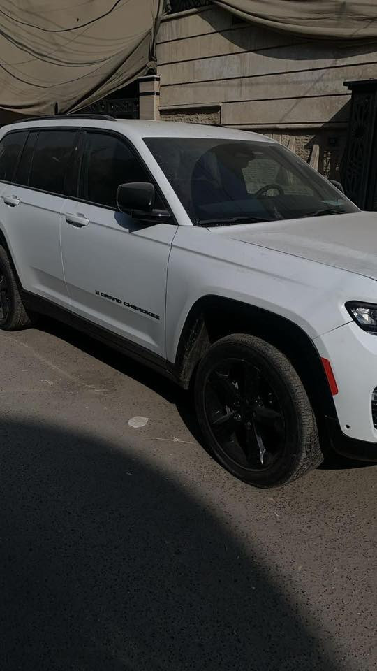 السلام عليكم مرخصت الادمن المحترم جيب كراند شريوكي موديل ً23 حادثه كما موضح بلصوره السعر 265 بدون رقم ترهم مراًوس حسب القناعه 
رادار امامي 
رادار خلفي 
حساسات 
تبريد 4 قطع 
شاشه 
اوتو ستوب 
توقف ذاتي 
قياده ذاتي 
تدفئه تبريد كشنات 
دركه دتفئه 
نظام eco
اوتو ستوب 
شفتات
5 راكب 
مري رادار + هيتر
السياره بيه صبغ جاملغين فقط تعديل بلشاصي 
موجوده الان بغداد بالبلديات 
***********
