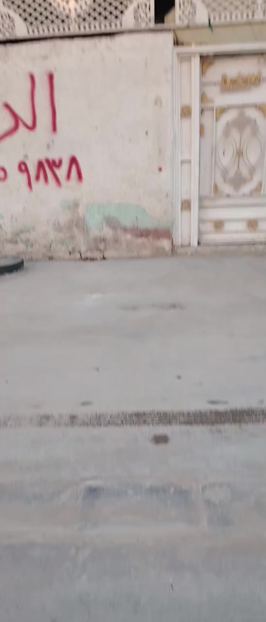 السلام عليكم بيت 100متر بحي البساتين البيع أو مراوس بنص قطعه وانطي فرق منطقه كامل خدمات فرع الكراد قرب المستوصف والمدارس اتواصل ***********
