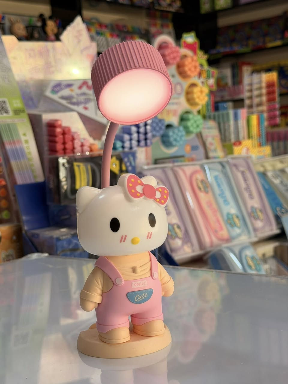 ✨ تيب لامب + مقلمة بتصاميم شخصيات لطيفة ✨  

قطعة تجمع بين الإضاءة وتنظيم الأقلام بشكل جميل على المكتب.  
تصاميم كيوت تضيف لمسة مميزة لمكان الدراسة أو العمل.

المميزات:  
• إضاءة LED مناسبة للدراسة  
• مقلمة مدمجة لتنظيم الأقلام  
• بعض الموديلات تحتوي على مبراة  
• تصميم شخصيات جذاب وألوان جميلة  

مناسبة للطلاب وللهدايا أيضاً 🎁  
سعر مناسب وجودة حلوة 💯
عند مكتبة الامتياز ✨

📍 حلة - شارع60 - داخل فرع مرطبات كوكيز
#مكتبة_الامتياز #مكتبة #تيبلام


**إذا كنت صاحب هذا الإعلان وتريد حذفه لأي سبب، رجاءا أرسل رسالة إلى الدعم الفني**