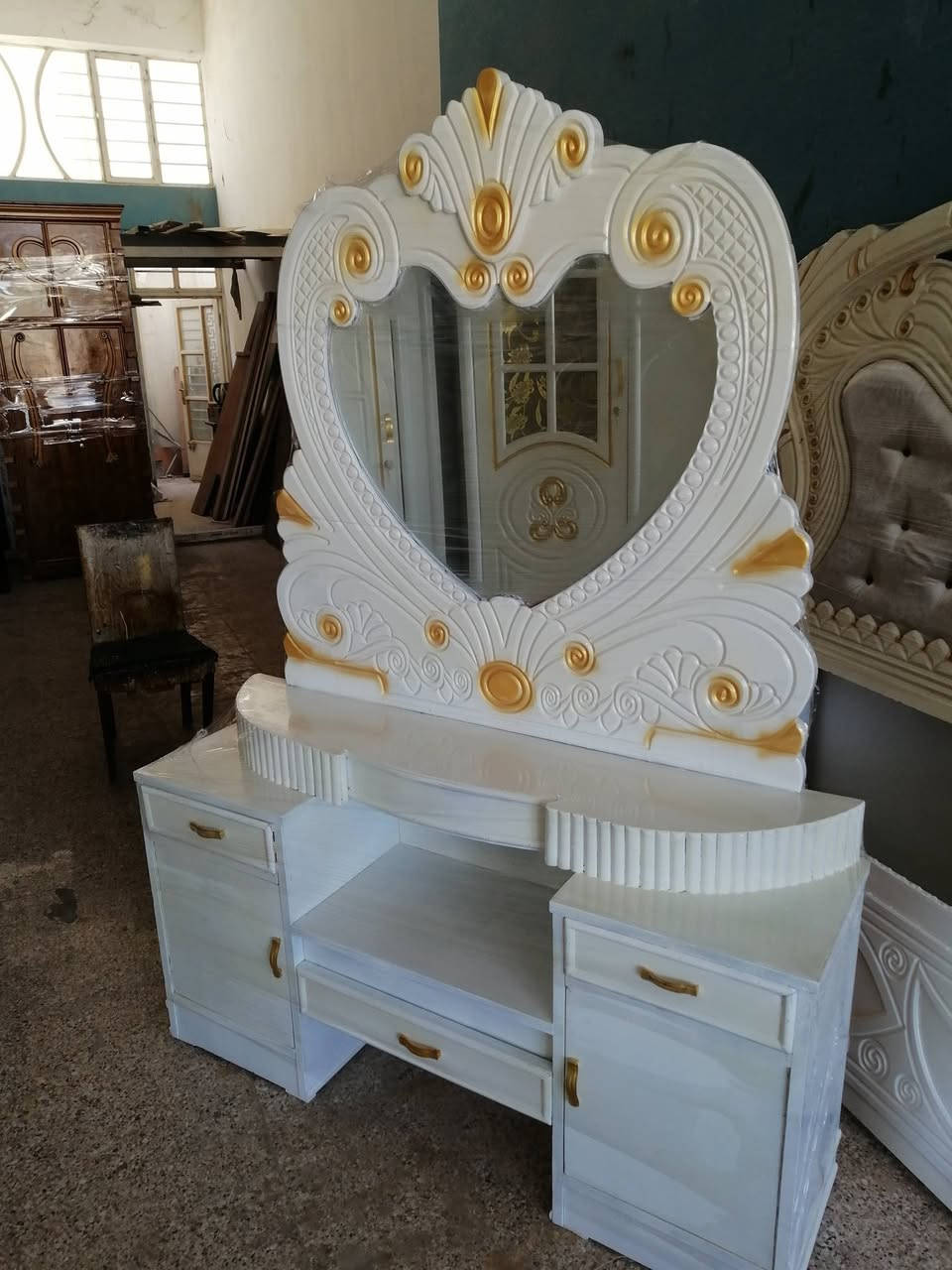 السلام عليكم غرفه للبيع ٦باب طابقين صاج صبغ حراري نظيفه السعر ٧٠٠ الف وبيه مجال العنوان بعقوبه كاطون الرازي شارع ابو رباح قرب مرطبات لسيد مزاد ابو كرار الغريباوي ***********
