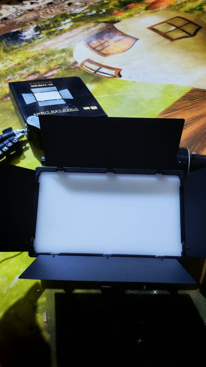 فرصة ذهبية للمصورين وصناع المحتوى للبيع بكج إضاءة كامل نظيف جداً.
​البكج يحتوي:
​✅ كشاف (Snoot Light) COB إحترافي: (لعمل إضاءة سينمائية ورسم نقشات بالخلفية).
​✅ ترايبودات (ستاندات) عدد 2 (كبار).
​✅ كامل ملحقاته: (فلاتر ألوان، أقراص معدنية Gobos، شواحن، وايرات). كهرباء مباشر فقط
​🌟 والعرض القوي: لوحتي إضاءة LED:
​1️⃣ لوحة (لايت پنل) كبيرة: (تاخذ بطاريتين - قوية جداً).
​2️⃣ لوحة (لايت پنل) صغيرة: (تاخذ بطارية وحدة) -> هاي هدية مجانية ويا البكج!
​🔬 الحالة: استخدام قليل جداً، يعني بحكم الجديد.
​💰 السعر النهائي: 175 ألف دينار.
​🚚 توصيل مجاني لكل العراق.
​🛡️ شرط الفحص أمام المندوب قبل الاستلام (افحص وشوف نظافة القطع بنفسك).


**إذا كنت صاحب هذا الإعلان وتريد حذفه لأي سبب، رجاءا أرسل رسالة إلى الدعم الفني**