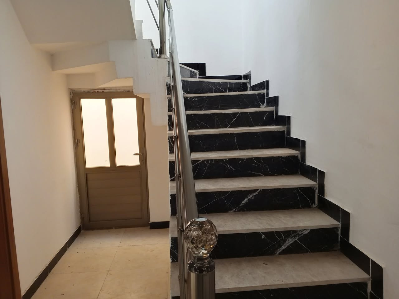 دار للايجار٢٠٠متر مجمع مدينتي قرب جامعة.. كركوك ٢غرف نوم استقبال هول مطبخ صحيات٢ + طابق ثاني غرفة نوم ومخزن.كراج سيارة حديقة موقع الدار حي المهندسين قرب المدارس والمول سعر٤٥٠ قفل بدون خدمات  للاستفسار اكثر  الاتصال ***********او زيارة مكتبنا حي الواسطي مقابل شقق الغاز

