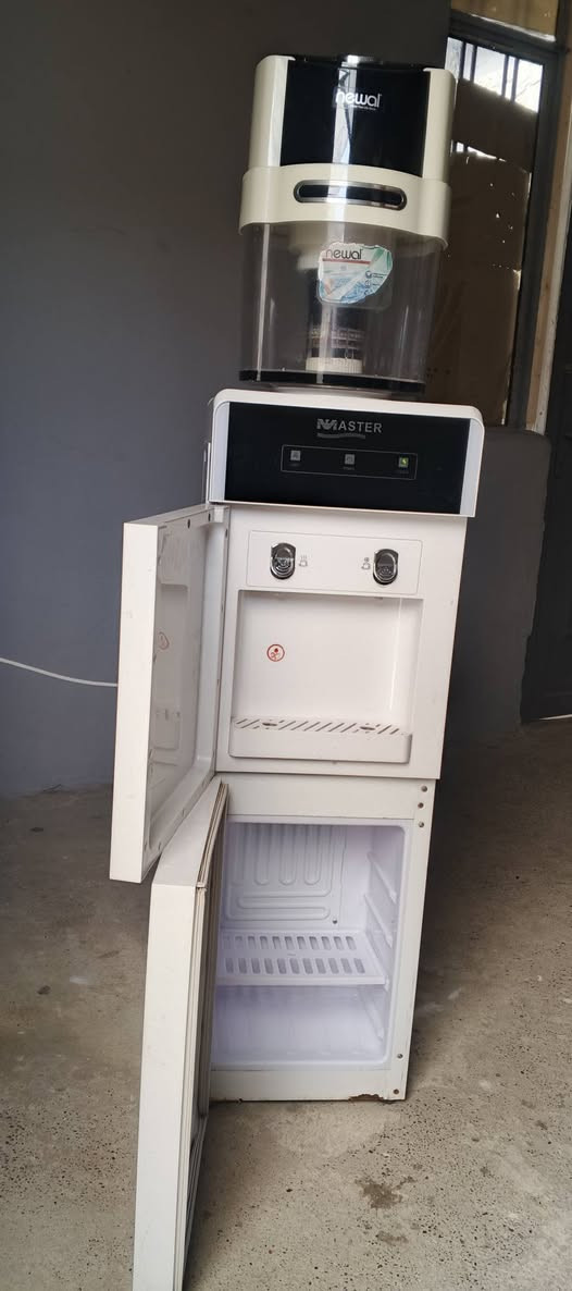 براد ماء نوعيه ماستر وضع شركه مستعمله شي قليل شغاله حار اوبارد وفريزه تبريد ثلج اذا ماثلج ترجع ماطورها مامصلح الشراي يتصل ***********بي واتساب العنوان حي الانتصار يوجد توصيل
