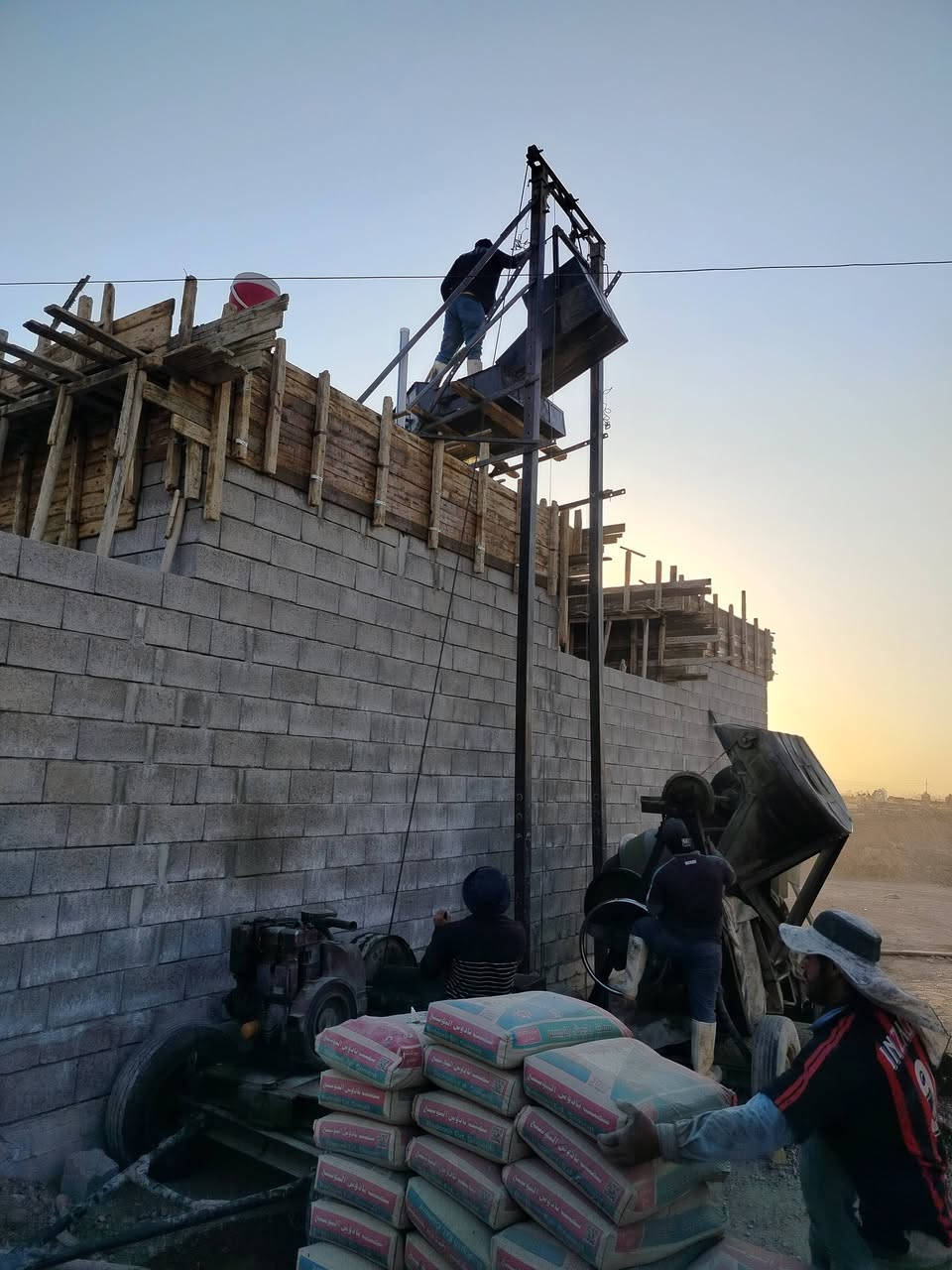 🏗️ مستمرون بالإنجاز.. صبة سقف جديدة بهمة الأبطال! 🏗️
بفضل الله تعالى، باشرت كوادرنا اليوم بأعمال صب سقف أحد المنازل التي نتشرف بتنفيذها، والعمل مستمر على قدم وساق منذ ساعات الصباح الأولى! 💪
👷‍♂️ أبطال الصبة في الميدان:
جهود استثنائية من عمالنا الأبطال في موقع العمل وعمل متواصل على "الخباطة". نحن نحرص على استخدام أفضل المواد (سمنت بادوش) والخلط المباشر والدقيق لضمان تجانس الخرسانة بأعلى المعايير، لنضمن لكم متانة وقوة لا تُضاهى وسقفاً آمناً يعيش لسنين طويلة.
📍 موقع العمل: الموصل - حي القدس (تقطيع المقبرة).
✨ مكتب الوليد للمقاولات.. أساس متين، وبناء يبيض الوجه!
خطوة بخطوة، نبني أحلامكم بأيادٍ أمينة وخبرة موثوقة. هل تخطط لبناء منزلك أو مشروعك القادم؟ نحن هنا لتحويل المخططات إلى واقع!
📞 للاستفسار وتفاصيل العمل، تواصلوا معنا عبر:
رسائل الصفحة 📩
أو الاتصال على الرقم: [*********** و *********** ]
#مكتب_الوليد_للمقاولات #مقاولات_عامة #صبة_سقف #بناء_منازل #الموصل #حي_القدس #تقطيع_المقبرة #خباطة #عمال_بناء #إعمار_الموصل #سمنت_بادوش #تنفيذ_مشاريع
