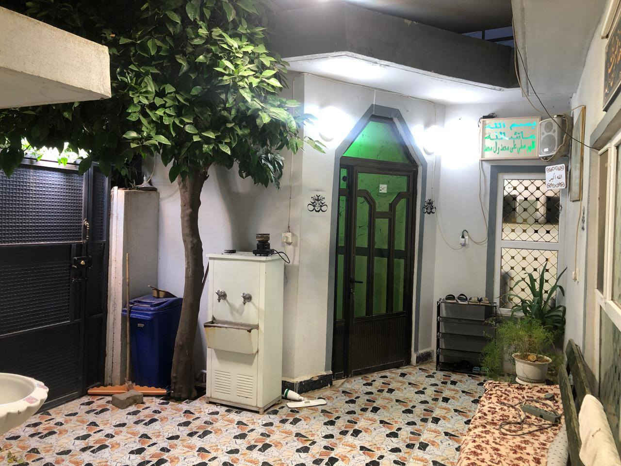 بعد التحية والسلام

دار للبيع طابقين ٢٩٠ متر ركن طابو صرف
يتكون الدار ط الأرضي
كراج يسع سيارتان + مضيف معزول  حرف L ١٤ متر مع المشتملات
كراج يسع سيارتين داخل البيت استقبال + غرفة نوم
+ مطبغ حار وبارد

طابق الثاني
٣ غرف نوم و ملحق + صحيات
البيت بناء قديم  نضيف جداً
خدمات فوول  قريب مدرسه

الموقع كركوك واحد حزيران
سايدين مول النخيل قرب مخزن ليث خلف التجاري

للاستفسار اكثر
هواتف ***********
المكتب *********** #اومراجعة_مكتب_سند_للعقار
