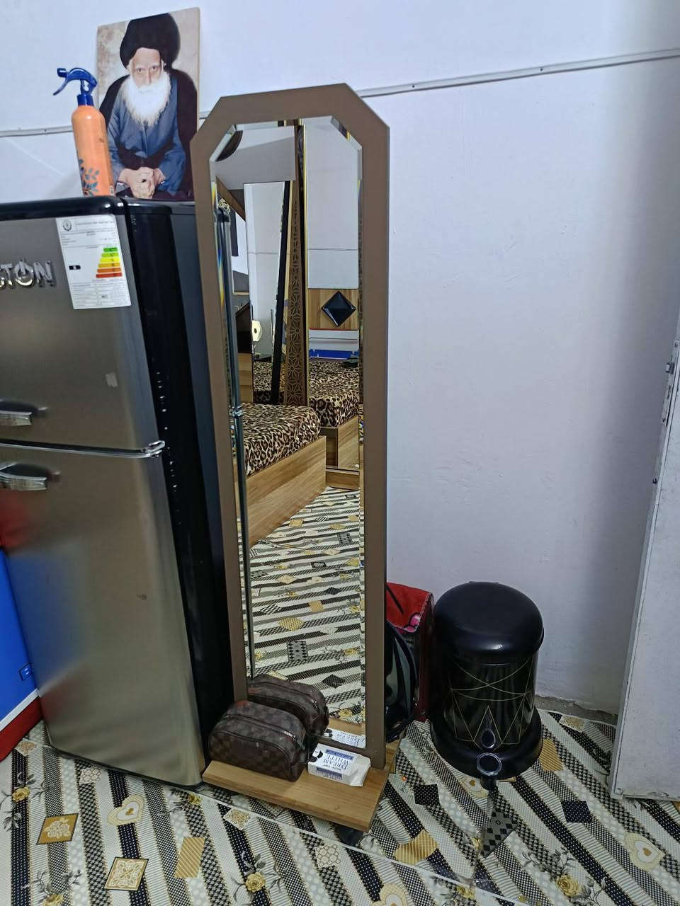 غرفه نضيفه جدا سعره 700الف هذه رقمي ***********
