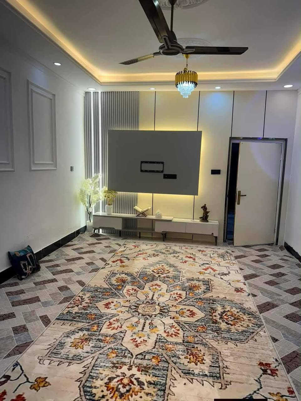 بيت مساحه 200 مطلووب مبادرة 75 تسديد الشهري 437يتكون من گراج سيارة عدد2 وصحيات خارجيه منظومه معوزله گيزر وتانكي ومطبخ واستقبال وهول داخلي وغرفتين نوم ومناور اثنين وسطح شتايكر طابق واحد جاهز من كولشي 
العنوان حي جامعه الاولى كورنيش الفلاحيه الجديد شارع دكتور خيري ثالث بيت عن سده 
الاستفسار الاتصال على رقم ***********
