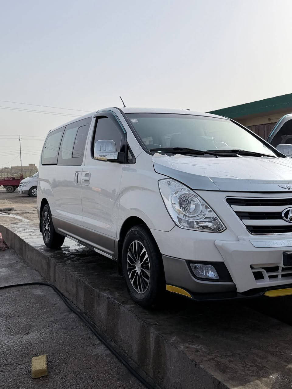 سلام عليكم
ستاركس مفتوحه 
موديل ١٥
 رقمها كربلاء وهذا رقم صاحبه
***********/***********
