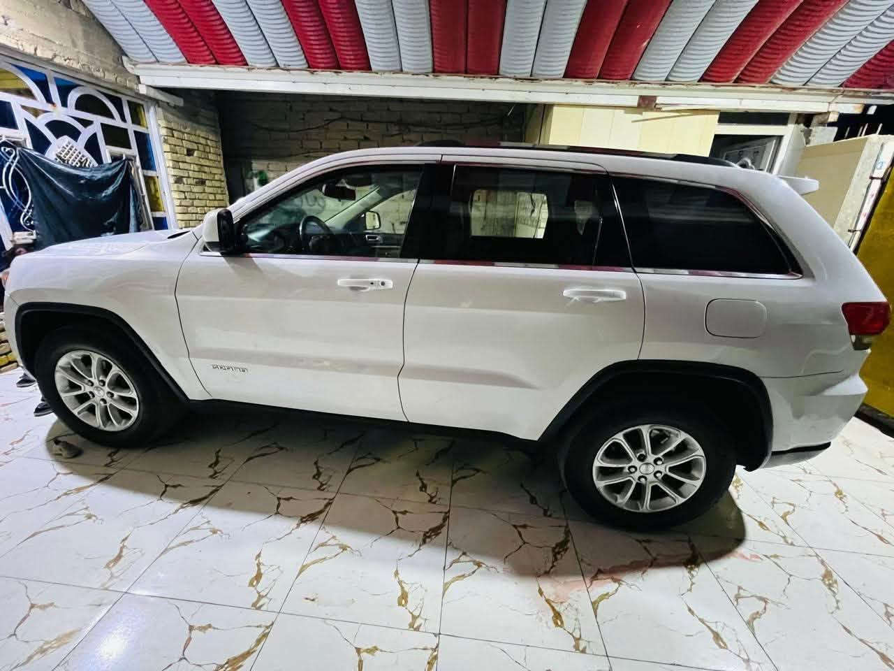جيب شروكي14 20لاريدو وارد أمريكي
كلين بدون ضربه بس باردات بصيطه 
فول مواصفات معروف سته سلندر
مكينه  واكير نضيف حيل 200 بي مجال
البصره ***********تفاصيل شراي يتصل بيخير ويدلل
