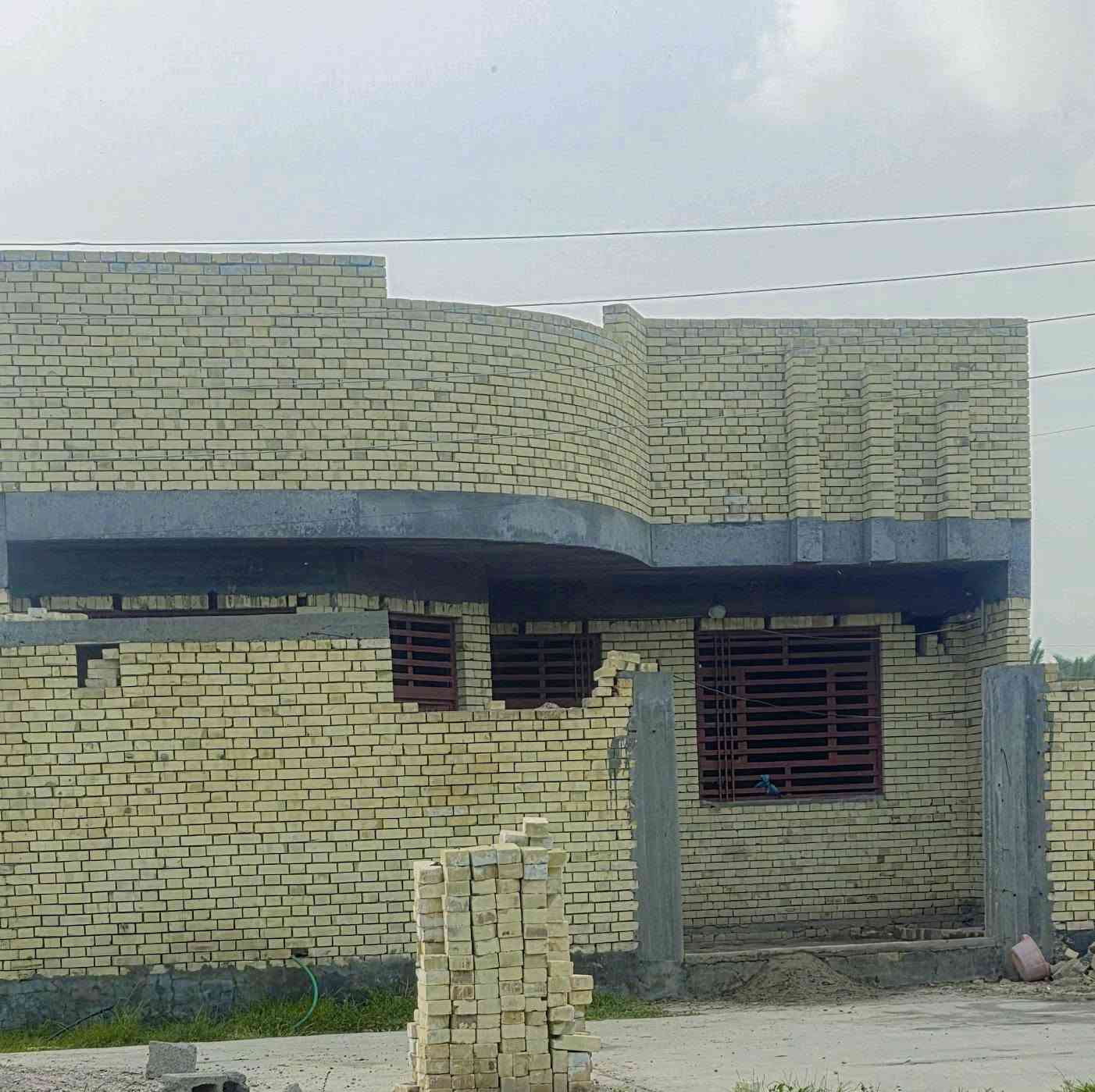بيت للبيع بحي العسكري مال البدعه طابق ونص يتكون من اربع غرف وصاله ومطبخ وديوانيه وصحيات جوه داخليات ماي وكهرباء وانترنت ضوئي تبليط باب البيت    ‏‪***********‬‏   علما البيت مسجل بالبلديه وبه رقم معاملته مال الطابه ماشيه
