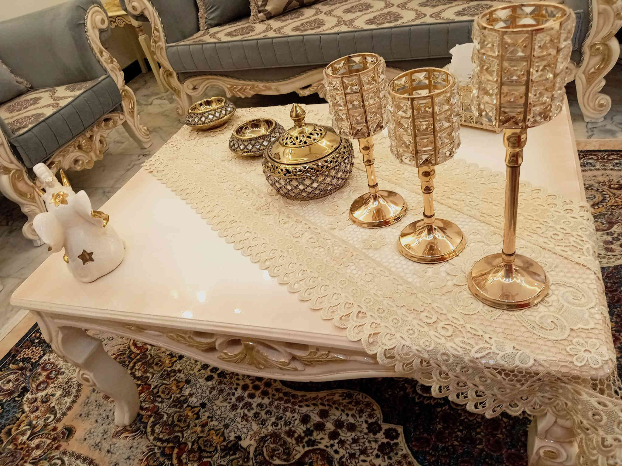 تخم زان تركي ملكي ١٠ مقاعد نضيف جدا وتكمه ويا ميز وسطي اتصال ع الرقم ***********
