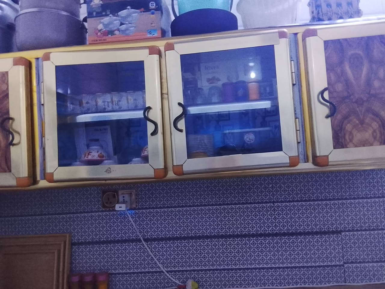 كاونتر تعليك وارضي كامل للبيع ***********
