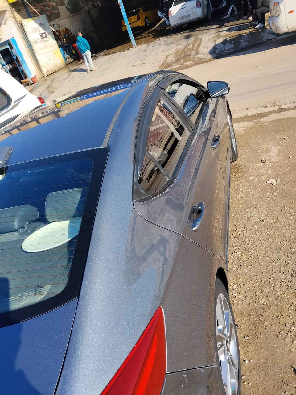 سلام عليكم انترا مديل 18 فول عده الفتحه محرك الف 600 كير مكينه مكفولات تبريد تخم تاير صدر خلفي امامي كفاله سياره حادثهه جاملغ امامي مبدل اصلي يم باب صدر يمنه بيهه بارد  باب خلفي وجاملغ كلير فقط لا معجون ولا بارد سياره احلى من صور  سعرهه 105 بغداد الحسينه سياره بسمي  ***********
