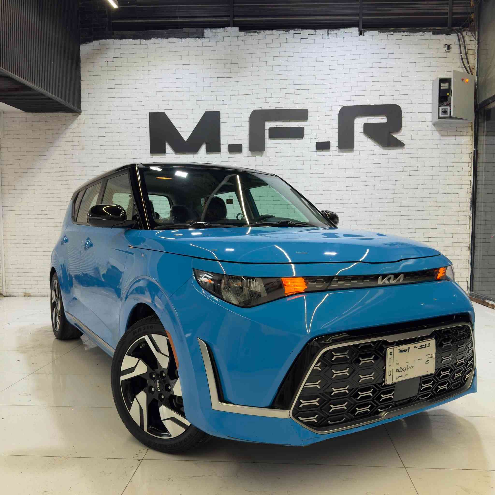 KIA SOUL  2023
وارد امريكي 
تو كلر
ماشيه 65,000km 
مرقم بغداد مكانها بغداد القاهرة 
حادث خلفي قبق جنطه تبديل  وجاملغ خلفي صبغ جهة سايق
بدون اي ايرباك 

كفاله شواصي لغود ايرباكات صدر راديترات كير مكينه 

مواصفات
    محرك 2.0 لتر 4 سلندر
    شاشة وسطية من 8 إلى 10.25
    دعم Apple CarPlay و Android Auto 
    كاميرا خلفية
    نظام المحافظة على المسار والتنبيه من التصادم الأمامي
    مثبت سرعة
    اشاير بل مري 
    بصمه تشغيل عن بعد
     شاحن لاسلكي
      وبعد بيها مواصفات 

السياره مال بيت اني مستوردها على ايدي وكلش نضيفه وصور كدامك داخلها يلمع كشنات صندوك تنتة ارضيات بس بيها طخات خفيفه جاملغ امامي  جهة سايق وجاملغ خلفي عكس سايق لانهو سياره طبكتها بشارع 
وبيها كم شخط مصورهم راسلني ادزلك ياهم 
السياره كلش نظيفه حيل  ما متعوبه ولا مال شغل ولا حته طالع بيها محافظات  تعال افحص وشوف
السعر146$ وبيها مجال بيع مستعجل

رقم:***********
