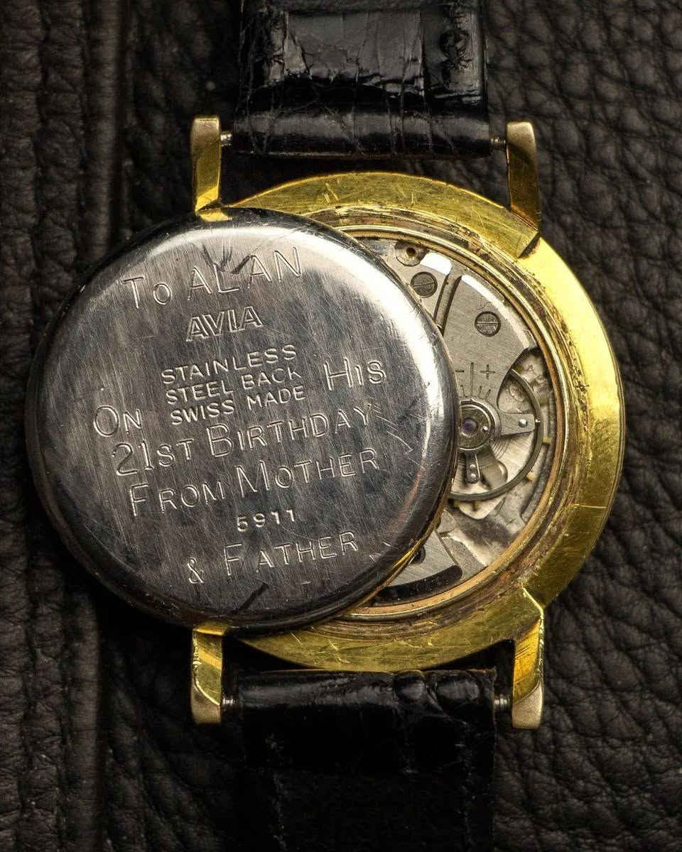 AVIA WELWYN calender 1950-1957 VINTAGE SWISS 🇨🇭
من حقبة الخمسينات من القرن العشرين أنتجت العلامه التجاريه الشهيره آڤيا أحد اجمل اصداراتها الكلاسيكية بتعقيده التاريخ 
مع عباره مكتوبه على ظهر الساعه مهداة العائله بمناسبة عيد زواجهم 21
نوعا ما تعطي طابعا تاريخيا مميزا 

🕟 ماكنه سويسريه اصليه تعمل بنظام اللف ( ميكانيك مانول) وتأتي ب 15 جوهره
🕟 تشطيب بسيط على التروس يعطي جماليه المعدن المستخدم في
 ذلك الزمن 
🕟 كيس الساعه مغلف ذهب 10k مختوم على أحد الجوانب

🕟 ميناء جميل جدا مع أثر قدم يعطي طابعا مميز لمظهر الساعه 

🕟 عقارب على شكل ( ستك ) مطليه ذهب 

🕟 نافذه لعرض التأريخ مع وقت دقيق ومضبوط

🕟 سير جلد طبيعي براند كوجي اصلي  مستبدل 

🕟 قطر الساعه 35mm مع التاج 36mm والساعه شبه قشطه

🕟 نعتذر عن ذكر السعر لتجنب الحظر 

🕟 خدمه توصيل متوفره لجميع محافظات العراق 
#اكسبلور
#ساعات_رجاليه #vintagewatch #سيكو #rolex


**إذا كنت صاحب هذا الإعلان وتريد حذفه لأي سبب، رجاءا أرسل رسالة إلى الدعم الفني**