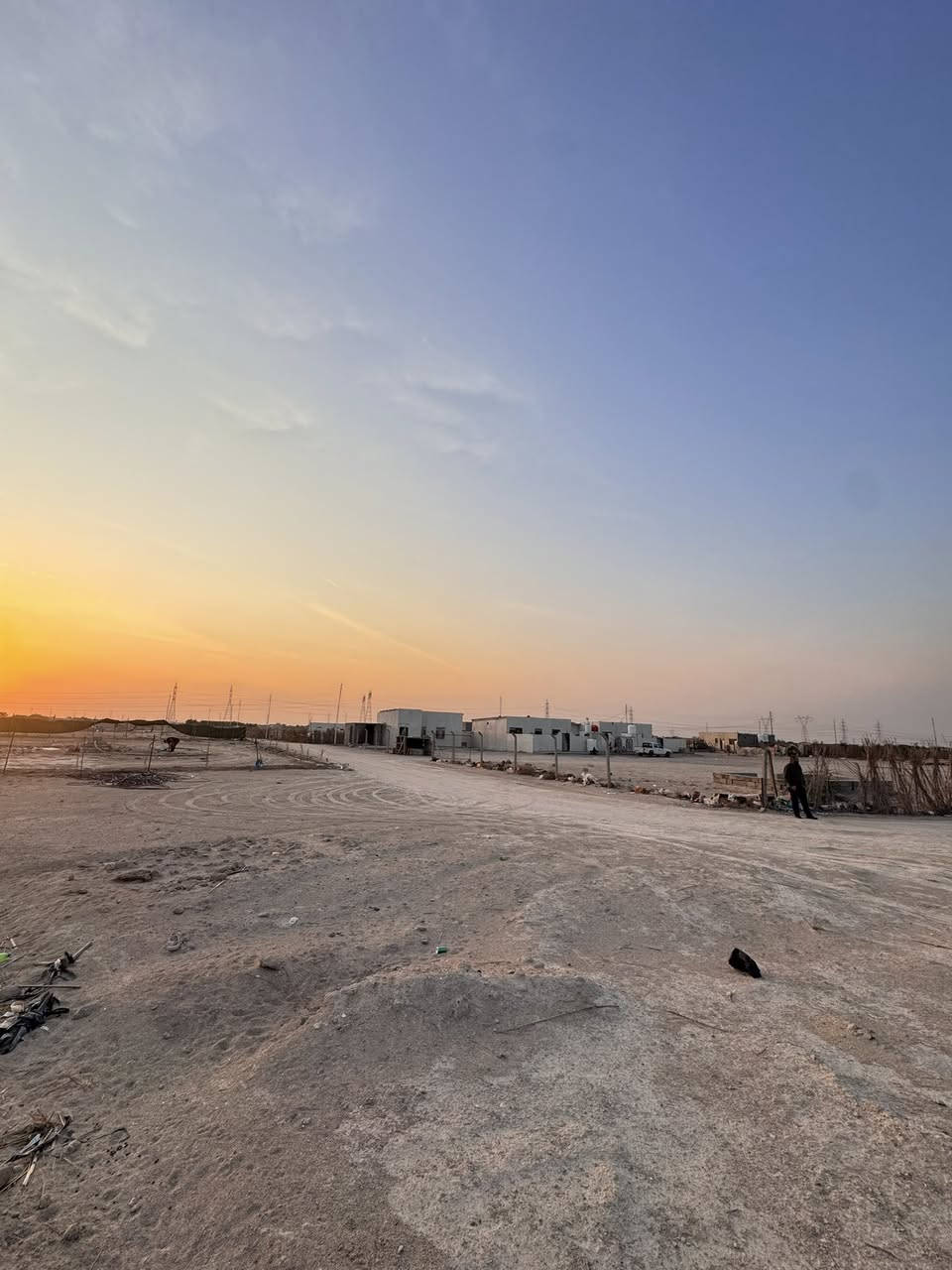 سلام عليكم دونم للبيع  شارع خور الزبير مقابل سنتر الفضل نزله 800 متر شارعه 15 بوجه شارع يصير ماخذ ركن السعر 17 مع مجال بسيط …اتصال ***********
