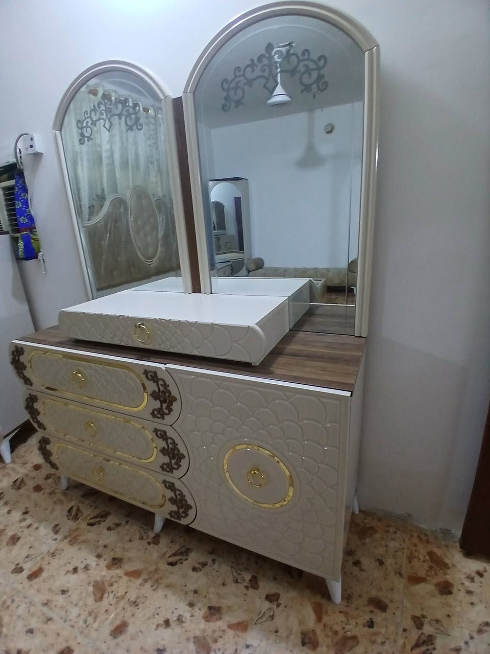 غرفة تركية للبيع تكمة ثقلية استعمال شهر مابيها شدخ الاتصال ***********
مليون ونص
