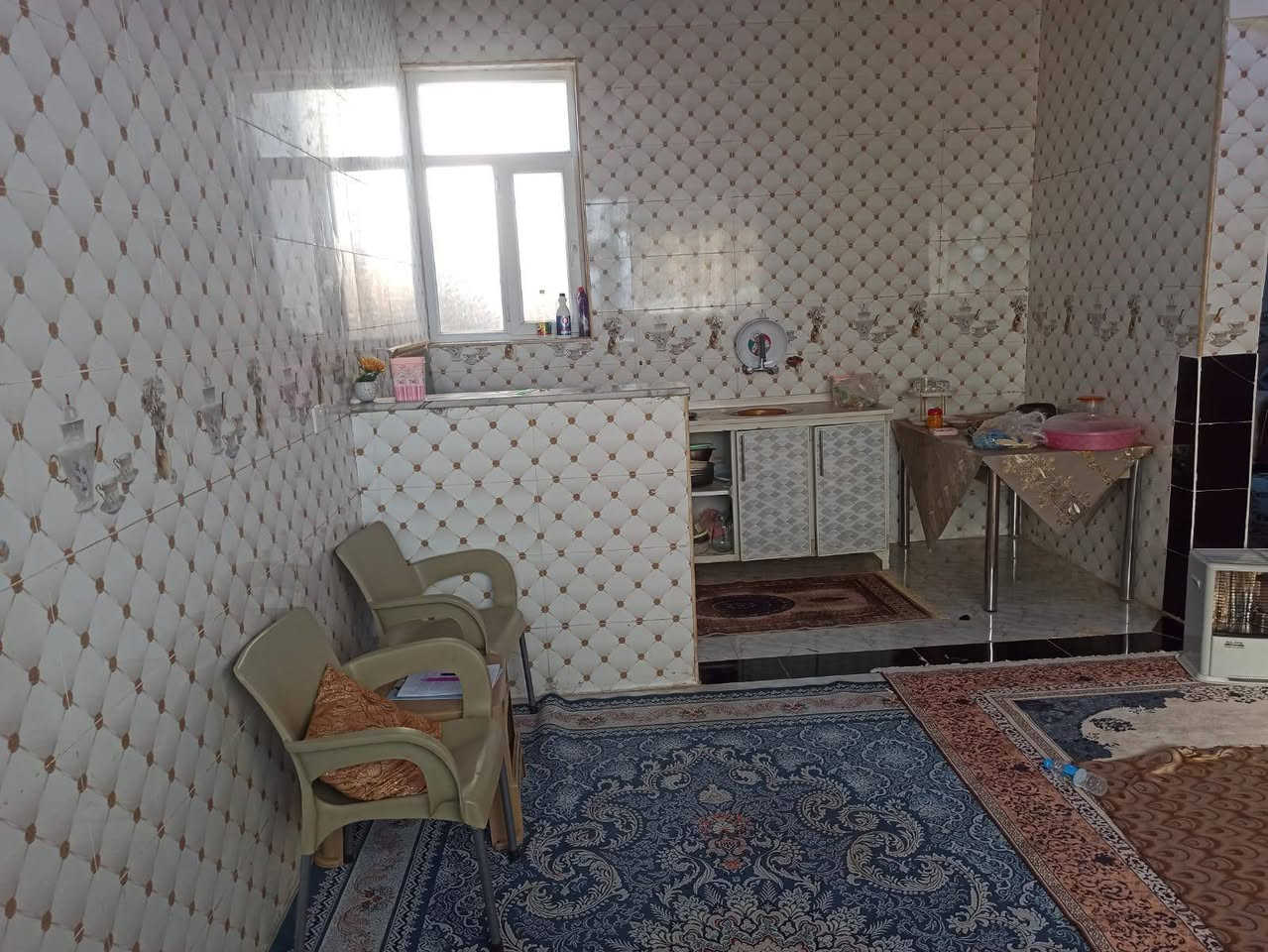 دار سكني للبيع 
سامراء حي اليرموك 
مساحته البيت ٢٥٠متر 
واجهه ١٠متر ونزال ٢٥متر طابق واحد 
والثاني واكف عل صب غرف نوم عدد ٣
وصاله ومطبخ وديوانيه وكراج وصحيات داخليه خارجيه 
للستفسار أكثر الاتصال على الرقم ***********
