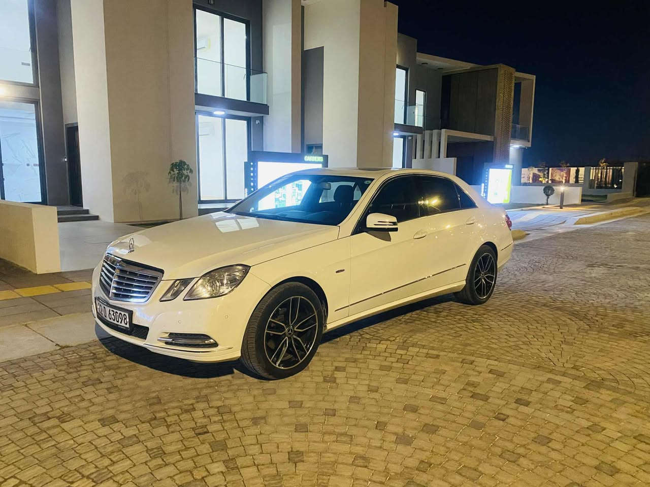 السلام عليكم 
مرسيدس E200 موديل 2010 خليجية ماشية 184 رقم اربيل سيارة مواصفاتها فتحة سقف كشنات كهرباء حساسات امامي خلفي مري شفط سيارة 4 سلندر مبيها اي نقص عليها ادامة كاملة سعرها 160 وبيها مجال 
مكاني بغداد /الكرخ 
رقمي ***********
